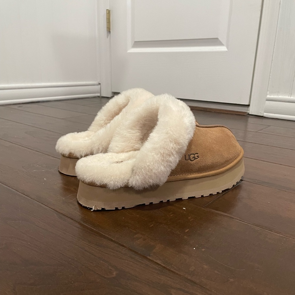 Women’s size 8 disquette UGG slippers